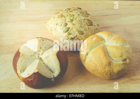 Abbildung des leckeren Brötchen auf ein Schneidebrett mit Instagram-Effekt Stockfoto