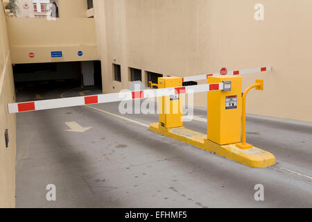 Automatische Auto-Barriere am Eingang zum Parkplatz Stockfoto