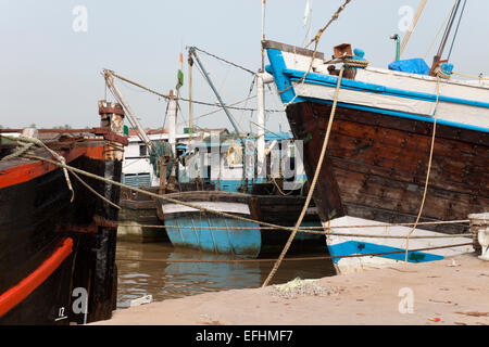 Frachtschiffe und Fischkutter im Hafen von Mangalore, Indien Stockfoto