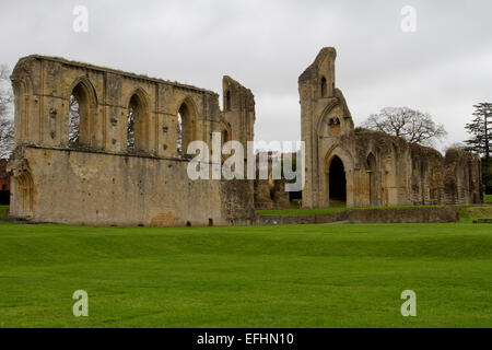 Ruinen der Abtei von Glastonbury, antike Monument, Glastonbury, Somerset, England im Dezember Stockfoto