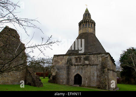 Ruinen der Abtei von Glastonbury, antike Monument und der Abt Küche Glastonbury, Somerset, England im Dezember Stockfoto