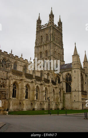 Kathedrale von Gloucester, Kathedrale St. Peter und der Heiligen und unteilbaren Dreifaltigkeit, Gloucester, England im Dezember Stockfoto