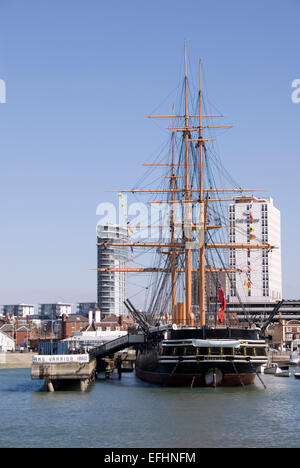 Portsmouth Harbour, UK 2. April 2013: HMS Warrior vor Anker in Portsmouth Harbour Rückansicht aus dem Wasser Stockfoto