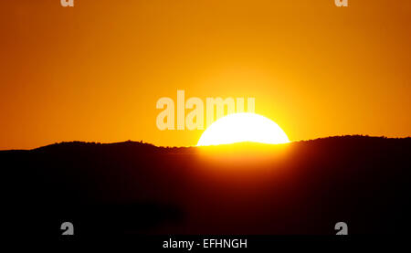 Sonnenuntergang hinter den Bergen Stockfoto