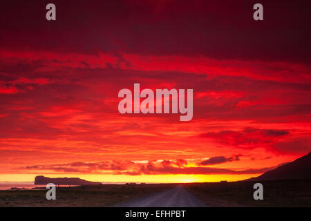 Thordarhofdi in den feurigen roten Sonnenuntergang in der Nähe von Hofsos in Skagafjördur, Island. Stockfoto