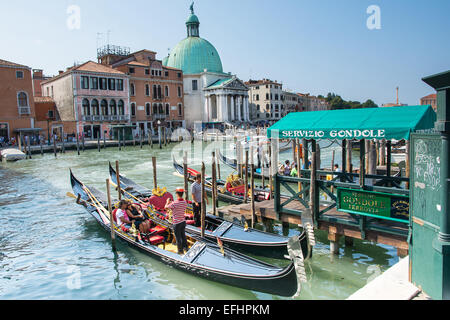 Venedig, Italien-August 12, 2014:gondolas bereit, um Touristen durch die Kanäle von Venedig an einem sonnigen Tag zu tragen. Stockfoto