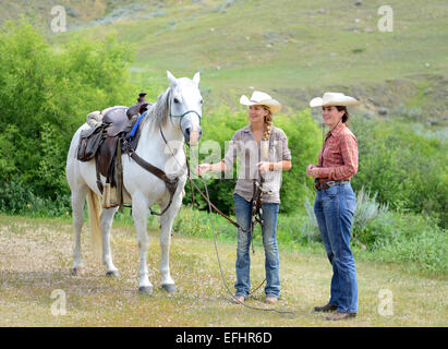 Mädchen und Pferd in La Reata Ranch, Saskatchewan, Kanada. Stockfoto