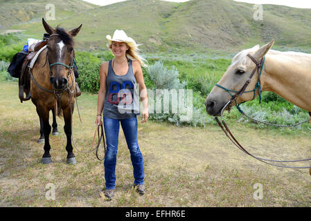Mädchen und Pferde in La Reata Ranch, Saskatchewan, Kanada.