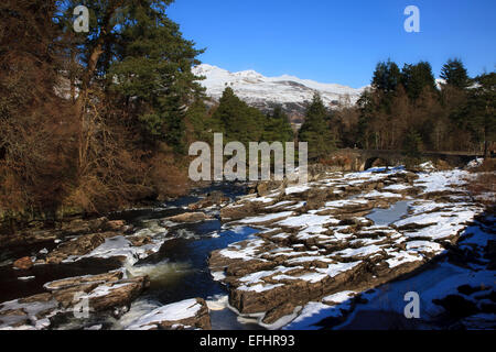 Winter kommt über die Wasserfälle von Dochart, Killin, Perthsire Stockfoto