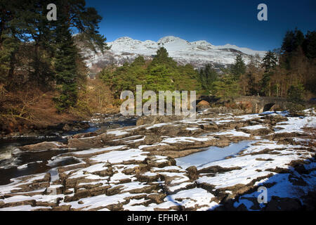 Winter kommt über die Wasserfälle von Dochart, Killin, Perthsire Stockfoto