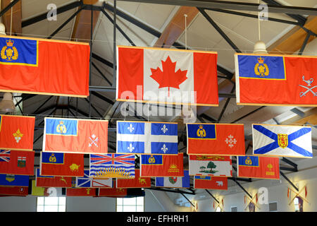 Flaggen in der Bohrer-Halle am königlichen kanadischen montiert Polizei Depot, RCMP Ausbildungsakademie in Regina, Saskatchewan, Kanada Stockfoto