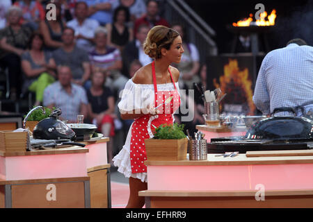 Dreharbeiten für deutschen ZDF-TV-Show "Die Große Grillshow" im Gerry Weber Stadion mit prominenten: Verona Pooth wo: Halle, Deutschland bei: 2. August 2014 Stockfoto