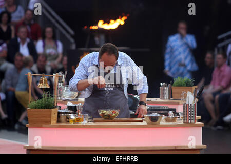 Dreharbeiten für deutschen ZDF-TV-Show "Die Große Grillshow" im Gerry Weber Stadion mit prominenten: Johann Lafer Where: Halle, Deutschland bei: 2. August 2014 Stockfoto