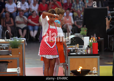 Dreharbeiten für deutschen ZDF-TV-Show "Die Große Grillshow" im Gerry Weber Stadion mit prominenten: Verona Pooth wo: Halle, Deutschland bei: 2. August 2014 Stockfoto