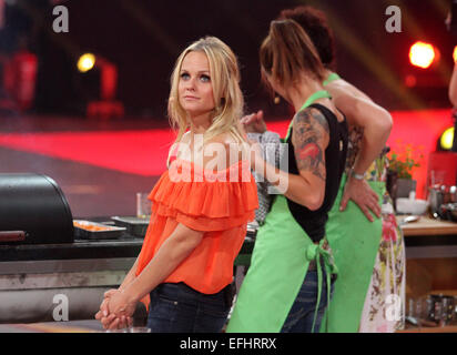 Dreharbeiten für deutschen ZDF-TV-Show "Die Große Grillshow" im Gerry Weber Stadion mit prominenten: Mirjam Weichselbraun wo: Halle, Deutschland bei: 2. August 2014 Stockfoto