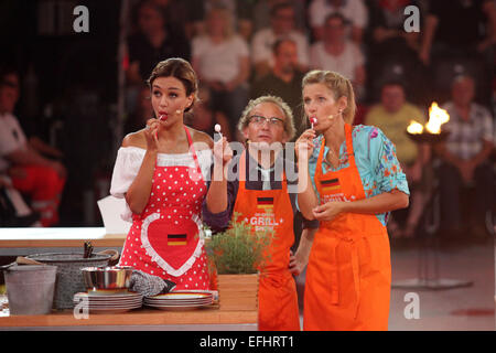 Dreharbeiten für deutschen ZDF-TV-Show "Die Große Grillshow" im Gerry Weber Stadion mit prominenten: Verona Pooth, Wigald Boning, Katrin Müller Hohenstein wo: Halle, Deutschland bei: 2. August 2014 Stockfoto