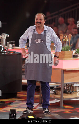 Dreharbeiten für deutschen ZDF-TV-Show "Die Große Grillshow" im Gerry Weber Stadion mit prominenten: Johann Lafer Where: Halle, Deutschland bei: 2. August 2014 Stockfoto