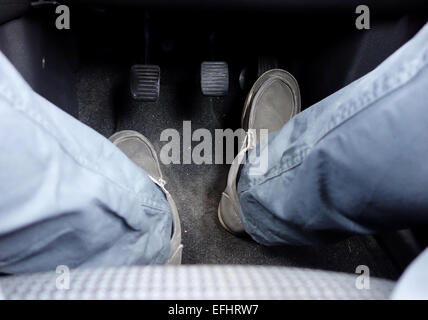 Beschleunigen, Gaspedal in ein Auto, einen Fuß auf das Gaspedal oder Gaspedal eines Kraftfahrzeugs. Stockfoto
