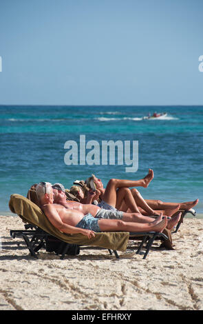 Dominikanische Republik. Sonnenanbeter am Strand von Punta Cana. 2015. Stockfoto