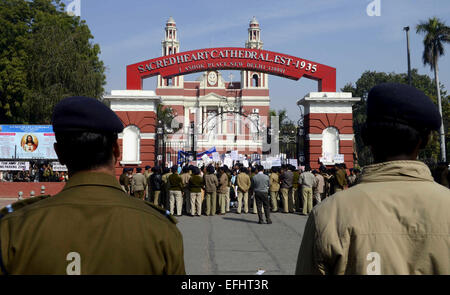 Neu-Delhi, Indien. 5. Februar 2015. Polizisten bewachen während einer Protestaktion von indischen Christen vor den letzten Angriffen auf Kirchen außerhalb der Sacred Heart Cathedral Church in New Delhi, Indien, 5. Februar 2015 statt. Indiens Minderheit Christen am Donnerstag einen Protest über die jüngsten Angriffe auf Kirchen in der Hauptstadt statt, sondern wurden für die Abhaltung der Demonstration ohne Erlaubnis von der Polizei festgenommen. Bildnachweis: Partha Sarkar/Xinhua/Alamy Live-Nachrichten Stockfoto