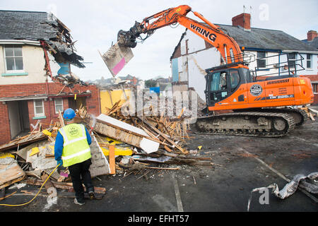 Aberystwyth, Wales, UK. 5. Februar 2015. Abriss-Besatzungen weiter die Arbeit der Abflachung der Reihenhäuser in Glyn Straße Aberystwyth den Weg für eine neue Tesco Superstore und Zweig der Marks &amp; Spencer machen. Bildnachweis: Keith Morris/Alamy Live-Nachrichten Stockfoto