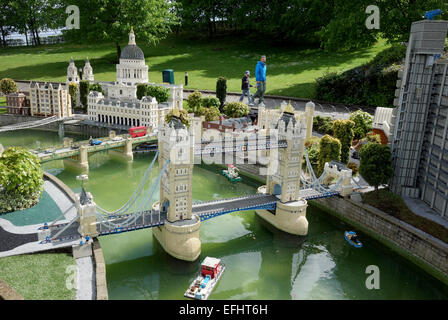 Tower Bridge-Modell bei Legoland Windsor, Legoland Windsor Resort, Berkshire, England, UK Stockfoto