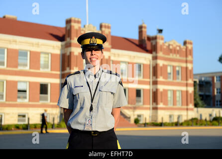 Weibliche Mountie am königlichen kanadischen montiert Polizei Depot, RCMP Ausbildungsakademie in Regina, Saskatchewan, Kanada Stockfoto