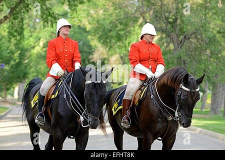 Mounties in traditioneller Uniform auf dem Pferderücken an die Royal Canadian Mounted Police Depot, Saskatchewan, Kanada Stockfoto