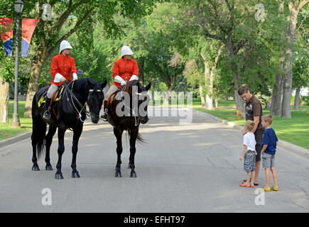 Mounties in traditioneller Uniform auf dem Pferderücken an die Royal Canadian Mounted Police Depot, Saskatchewan, Kanada Stockfoto