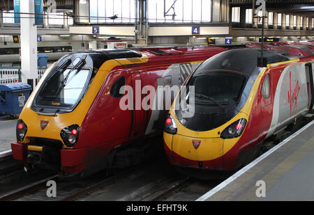 Jungfrau-Züge in London Euston Station auf der West Coast Main LIne.Voyager Diesel mehrere Einheit und Pendolino elektrische Triebzug Stockfoto