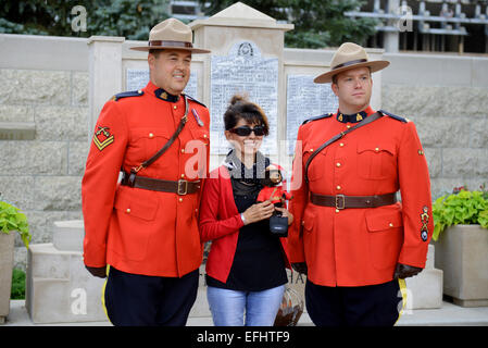 Touristischen posieren mit Mounties, Royal Canadian montiert Polizei Depot, RCMP Ausbildungsakademie in Regina, Saskatchewan, Kanada Stockfoto