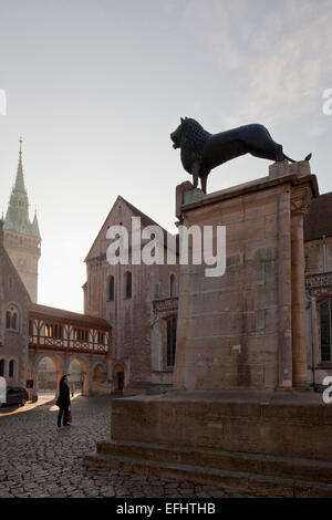 Mittelalterliche Altstadt, Burgplatz mit Henry der Löwe Skulptur, Schloss, Kathedrale und Rathaus, Brunswick, Niedersachsen, Deutschland Stockfoto