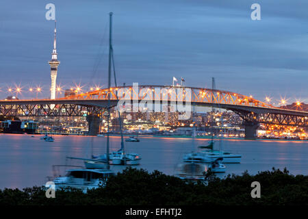 Auckland Harbour Bridge und die Skyline am Abend Hafen mit Segelbooten, Auckland, Nordinsel, Neuseeland