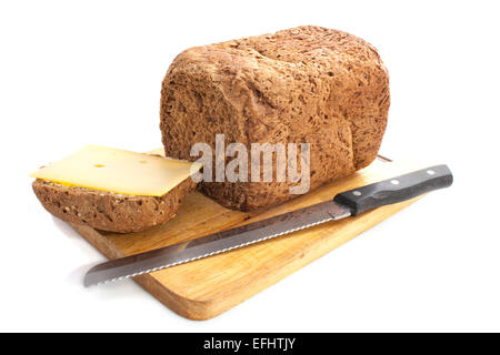 Haus gemachtes Brot auf Holzplatte isoliert auf weiß Stockfoto