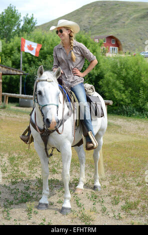 Frau auf dem Rücken der Pferde, La Reata Ranch, Saskatchewan, Kanada.