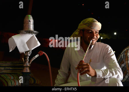 Shisha Rauchen einer Shisha-Pfeifen, Sheesha oder Hookah Rohr Mann Stockfoto