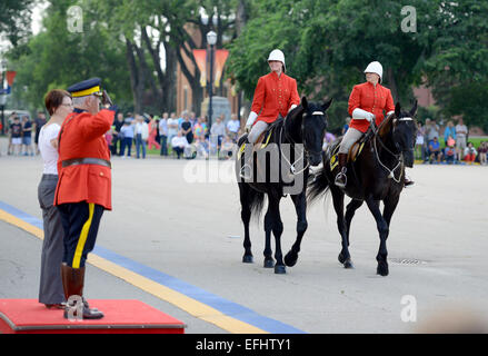 Mounties in traditioneller Uniform auf dem Pferderücken an die Royal Canadian Mounted Police Depot, Saskatchewan, Kanada Stockfoto