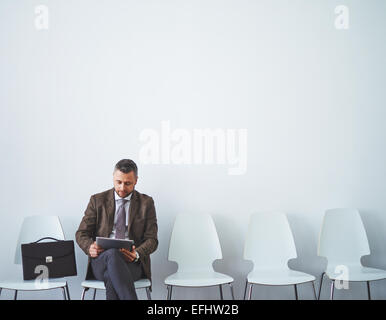 Reifer Mann in festlich gekleidet vor dem Interview Vernetzung Stockfoto