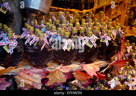 Flaschen Ahornsirup auf dem Display in einem Schaufenster in Gastown Gegend von Vancouver. Kanadische Souvenirs für Touristen. Stockfoto