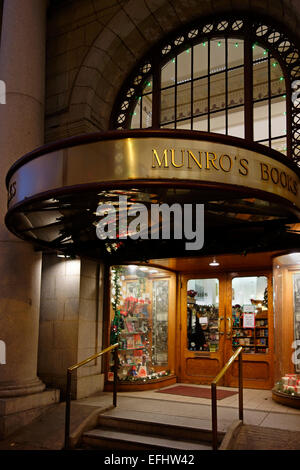 Munros Bücher Buchhandlung in der Innenstadt von Victoria, British Columbia, Kanada.  Außeneingang in den Abend zu Weihnachten. Stockfoto