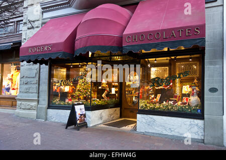 Store Fenster vorne Anzeige an Weihnachten für historische Roger's Schokoladen in Victoria, British Columbia, Kanada. Victoria BC Geschäfte auf der Government Street Stockfoto