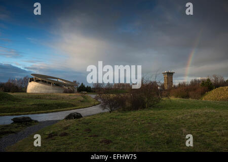 Regenbogen über dem Weg, Museum auf dem Gelände der ehemaligen NATO Raketenbasis mit Regenbogen, Langen Foundation bei Neuss, Nordrhein- Stockfoto