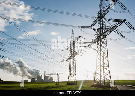 Strommasten und Kohle-Kraftwerk Neurath bei Grevenbroich, Nordrhein-Westfalen, Deutschland Stockfoto