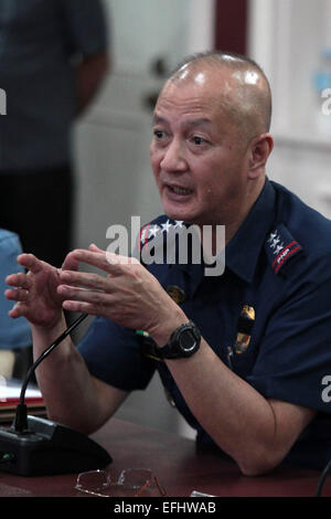 Quezon City, Philippinen. 5. Februar 2015. Deputy Director General Leonardo Espina, spricht der amtierende Chef Philippine National Police (PNP) während der PNP-Befehl-Konferenz in Camp Crame in Quezon City, Philippinen, 5. Februar 2015. Die Führung der PNP räumte am Mittwoch, dass die Polizei ist in einer "schweren Krise" Nachdem er beiseite gesetzt wurde, während der blutigen Begegnung zwischen Regierungstruppen und Moro in der Provinz Maguindanao zuletzt Jan. 25. © Rouelle Umali/Xinhua/Alamy Live-Nachrichten Stockfoto