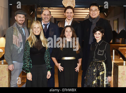 Jury-Präsidenten, die während der Präsentation der internationalen Jury der 65. Internationalen Filmfestspiele Berlin in Berlin, Deutschland, 4. Februar 2015 Darren Aronofsky (l-R) und Jurymitglieder Martha de Laurentiis, Matthew Weiner, Claudia Llosa, Daniel Bruehl, Bong Joon-ho und Audrey Tautou zusammenstehen. Die Berlinale findet vom 05 bis 15. Februar 2015. Foto: Jens Kalaene/dpa Stockfoto