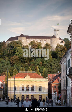 Stadtansicht mit Oper und Schloss auf Hügel, Wahrzeichen der Hauptstadt Ljubljana, Slowenien Stockfoto