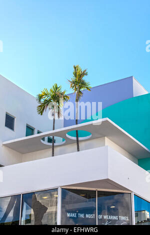 Moderne Architektur mit Palmen auf der Collins Avenue, Art Deco District, South Beach, Miami, Florida, USA Stockfoto