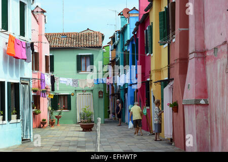 Lokale Leute hängen ihre Wäsche in bunte Burano Insel in der Nähe von Venedig Italien Stockfoto