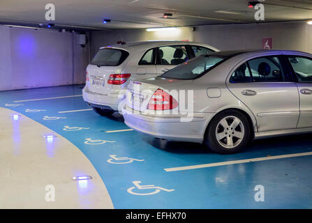Autos auf Behinderte reservierte Räume in Tiefgarage Frankreich Europa geparkt Stockfoto