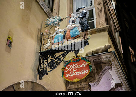 Elsässische Museum Strasbourg, Musée Alsacien, Eingangsschild, Nacht, Elsass, Frankreich, Europa Stockfoto